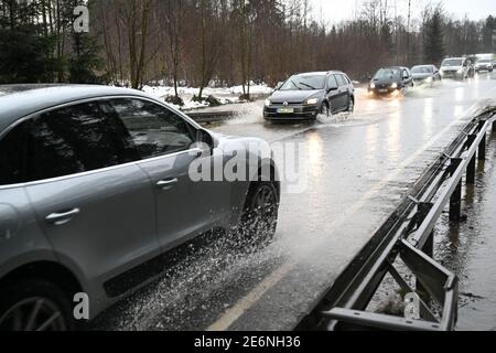 Meckenbeuren, Allemagne. 29 janvier 2021. Les voitures circulent sur une route de campagne inondée près de Meckenbeuren. Un petit flux a déjà débordé sur ses banques. Credit: Felix Kästle/dpa/Alay Live News Banque D'Images