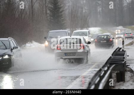 Meckenbeuren, Allemagne. 29 janvier 2021. Les voitures circulent sur une route de campagne inondée près de Meckenbeuren. Un petit flux a déjà débordé sur ses banques. Credit: Felix Kästle/dpa/Alay Live News Banque D'Images