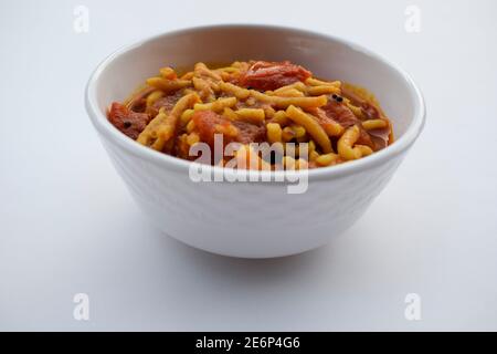 Célèbre et authentique cuisine gujarati Sev tamatar ou Sev tameta sabji fait de légumes de tomate et de gramfarines vermicelles. Cuisine du côté indien Banque D'Images