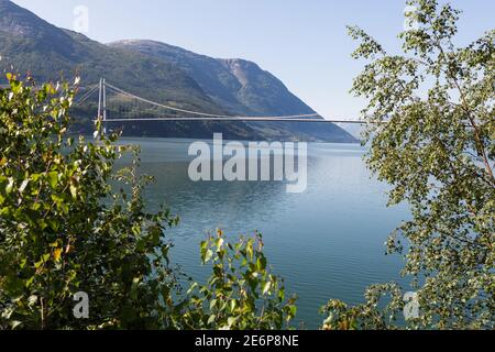 Le grand pont suspendu Hardangerbrua à travers l'Eidfjorden en Norvège Banque D'Images