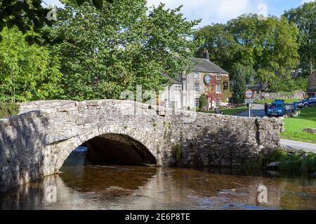 Vue d'été sur un pont en pierre dans le village de Malham Dans les Yorkshire Dales Banque D'Images