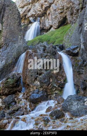 Cascades à Gordale cicatrice près de Malham dans les Yorkshire Dales Banque D'Images