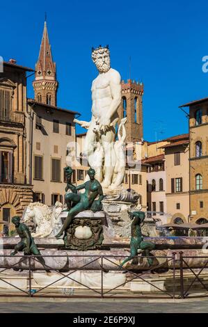 Belle vue rapprochée de la célèbre fontaine de Neptune sur la Piazza della Signoria à Florence, en Italie. La fontaine a été conçue par Baccio... Banque D'Images