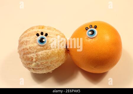 deux oranges flirtant entre elles, concept d'amitié et d'amour Banque D'Images