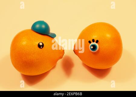 deux oranges flirtant entre elles, concept d'amitié et d'amour Banque D'Images
