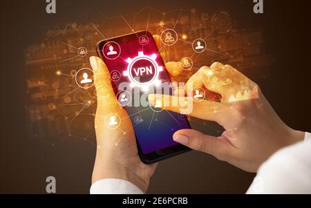 Femme hand holding smartphone avec abréviation VPN, la technologie moderne concept Banque D'Images