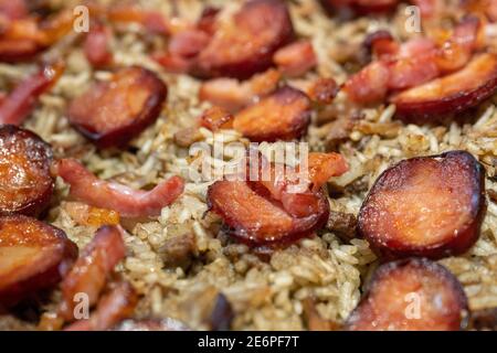 Gros plan du plat portugais traditionnel Arroz de Pato avec riz, canard, bacon et chorizo Banque D'Images