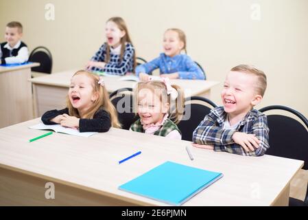 Les enfants sont des élèves ensemble dans une salle de classe à l'école obtenir l'éducation. Banque D'Images