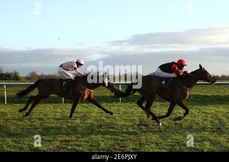 Le finisseur monté par Theo Gillard (à gauche) vient de derrière pour être le gagnant final de l'obstacle Handicap de Play ITV7 Tomorrow novices à l'hippodrome de Doncaster. Date de la photo: Vendredi 29 janvier 2021. Banque D'Images