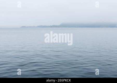 Tôt le matin avec du brouillard surplombant la mer du Nord à Jelsa au Boknafjord, en Norvège Banque D'Images