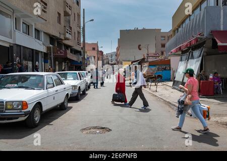 El Jadida, Maroc - 16 avril 2016: Scène de rue dans a dans la ville d'El Jadida, avec des gens traversant une rue. Banque D'Images