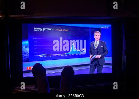 : téléviseur, télévision autrichienne ORF, présentateur Tarek Leitner montre covid-19 graphiques dans le programme de nouvelles ZIB 1, pieds de TV spectateur assis commodément en fr Banque D'Images