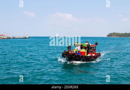 Un bateau d'approvisionnement avec les marchandises requises sur le chemin de L'île thaïlandaise dans le golfe de Thaïlande Banque D'Images