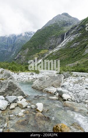 Meltwater creek et une chute d'eau sur un mur de montagne escarpé Au glacier de Jostedalsbreen, dans le parc national de Jostedalsbreen en Norvège Banque D'Images