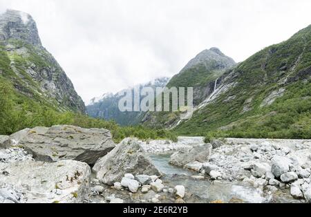 Meltwater creek et une chute d'eau sur un mur de montagne escarpé Au glacier de Jostedalsbreen, dans le parc national de Jostedalsbreen en Norvège Banque D'Images