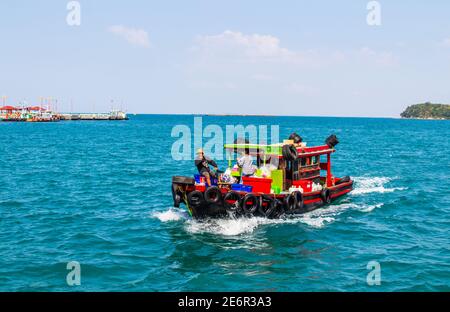 Un bateau d'approvisionnement avec les marchandises requises sur le chemin de L'île thaïlandaise dans le golfe de Thaïlande Banque D'Images