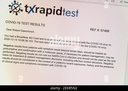 Le ministère de la Santé du Texas analyse les journalistes et le personnel à l'extérieur du capitole du Texas pour le COVID-19 avec un test de carte BinaxNOW AG réalisé par Abbott Laboratories pour tester l'infection au coronavirus. Les résultats sont publiés en 15 minutes par e-mail ou SMS. Banque D'Images