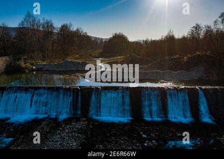 ruissellement sur un petit barrage artificiel, paysage rural d'automne, eau calme du lac.2020 Banque D'Images