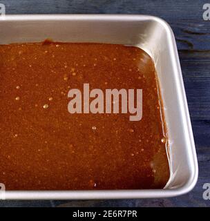 Pâte à gâteau au chocolat et à l'huile d'olive dans un moule à gâteau Prêt pour la cuisson Banque D'Images