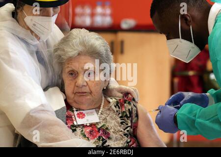 Modène, Italie. 29 janvier 2021. Soliera (Mo). Le personnel de l'Ausl administre la deuxième dose du vaccin anti-covid aux invités et au personnel de santé de l'ARC S.Pertini usage éditorial seulement crédit: Independent photo Agency/Alamy Live News Banque D'Images