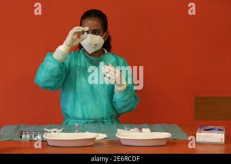 Modène, Italie. 29 janvier 2021. Soliera (Mo). Le personnel de l'Ausl administre la deuxième dose du vaccin anti-covid aux invités et au personnel de l'ARC S.Pertini usage éditorial seulement crédit: Independent photo Agency/Alamy Live News Banque D'Images