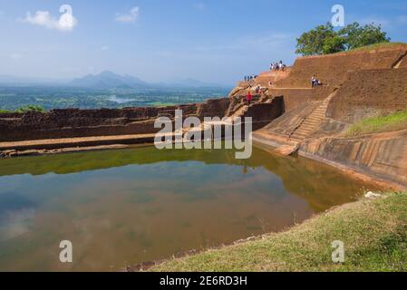 Réservoir d'eau sur le sommet du mont Sigiriya. Ruines de l'ancien palais royal. Sri Lanka Banque D'Images