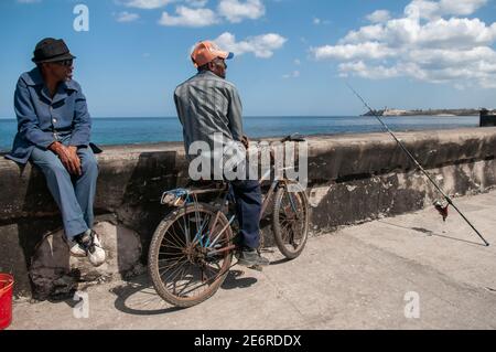 La Havane, Cuba. 04-15-2018. Portrait d'un vieil homme assis au Malecon avec vue sur la mer à la Havane, Cuba. Banque D'Images