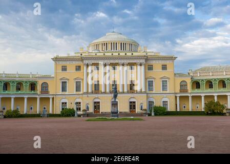 PAVLOVSK, RUSSIE - 28 SEPTEMBRE 2020 : matin nuageux au palais de Pavlovsk Banque D'Images