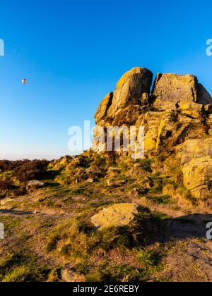 Ashover Rock ou Fabrick un rocher de pierre à aiguiser et point de vue près Ashover dans le Peak District Derbyshire Angleterre Royaume-Uni avec chaud ballon d'air dans le ciel bleu Banque D'Images