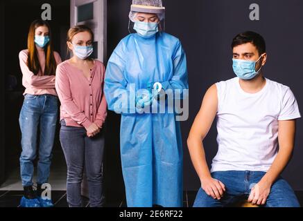 Photo agrandie. Un professionnel de la santé prépare un vaccin pour le personnel de bureau. Vaccination de masse. Arrière-plan Office. Banque D'Images