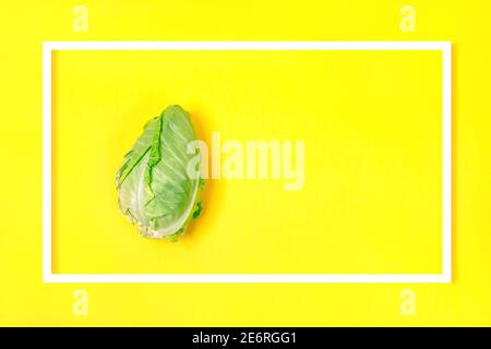 Mise en page créative avec légumes frais sur fond de couleur tendance Banque D'Images