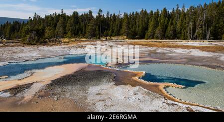 Les sources chaudes sont les caractéristiques hydro-thermiques les plus courantes à Yellowstone. Ils varient de la mousse de l'eau bouillante comme le mocha aux piscines claires et calmes. Banque D'Images