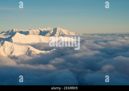 Paysage d'hiver dans les Tatras occidentaux. Montagnes en hiver. Montagnes au-dessus des nuages. Vue sur les hauts sommets de tatras. Slovaquie. Magnifichen Banque D'Images