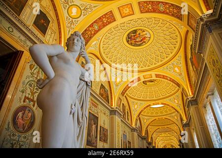 Sculpture néoclassique dans la Galerie de l'Histoire de la peinture ancienne au Palais d'hiver / Musée de l'Ermitage à Saint-Pétersbourg, Russie Banque D'Images