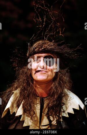 Clare Burt (The Witch) In INTO THE WOODS at the Donmar Warehouse, Londres WC2 16/11/1998 musique et paroles: Stephen Sondheim livre: James Lapine design: Bob Crowley éclairage: Paul Pyant réalisateur: John Crowley Banque D'Images