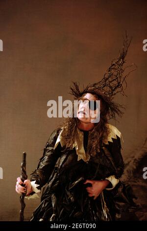 Clare Burt (The Witch) In INTO THE WOODS at the Donmar Warehouse, Londres WC2 16/11/1998 musique et paroles: Stephen Sondheim livre: James Lapine design: Bob Crowley éclairage: Paul Pyant réalisateur: John Crowley Banque D'Images