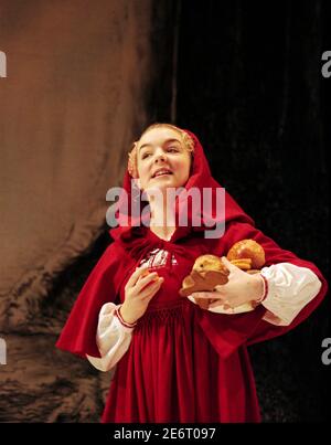 Sheridan Smith (Red Riding Hood) dans LES BOIS à l'entrepôt de Donmar, Londres WC2 16/11/1998 musique et paroles: Stephen Sondheim livre: James Lapine design: Bob Crowley éclairage: Paul Pyant directeur: John Crowley Banque D'Images