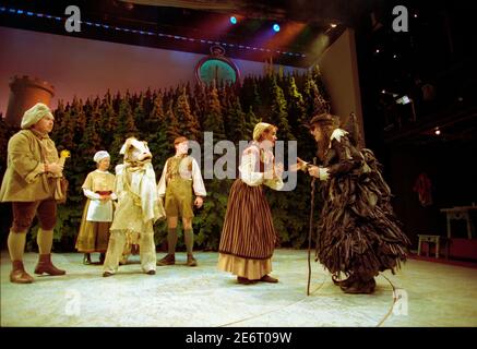 l-r: Nicholas Holder (The Baker), Sheila Reid (la mère de Jack), Milky White (la vache), Christopher Pizzey (Jack), Sophie Thompson (la femme de Baker), Clare Burt (la sorcière) In THE WOODS at the Donmar Warehouse, Londres WC2 16/11/1998 musique et paroles: Stephen Sondheim livre: James Lapine design: Bob Crowley: Paul Pyant directeur: John Crowley Banque D'Images