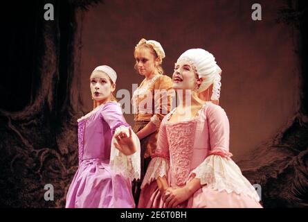 l-r: Caroline Sheen (Florinda), Jenna Russell (Cendrillon), Ceri Ann Gregory (Lucinda) dans LES BOIS à l'entrepôt de Donmar, Londres WC2 16/11/1998 musique et paroles: Stephen Sondheim livre: James Lapine design: Bob Crowley éclairage: Paul Pyant réalisateur: John Crowley Banque D'Images