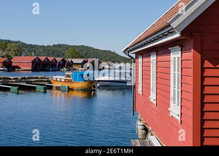 Au port du beau village de pêcheurs Svenevig in Sud de la Norvège Banque D'Images