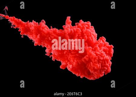 Arrière-plan abstrait rouge. De l'encre éclabousse dans l'eau sur le noir Banque D'Images