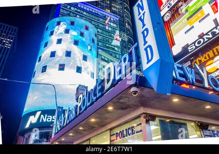 Times Square, département de police de New York. Des lumières fluo bleues impressionnantes, des écrans LED et des panneaux d'affichage. Manhattan, New York, États-Unis Banque D'Images