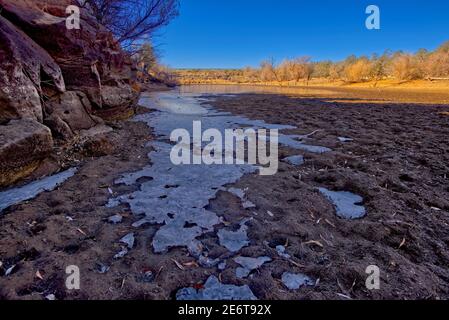 Un étang artificiel de bétail appelé réservoir de l'Enfer Canyon au nord de Paulden Arizona. En raison de températures froides pendant la nuit, il a gelé plus de. Banque D'Images