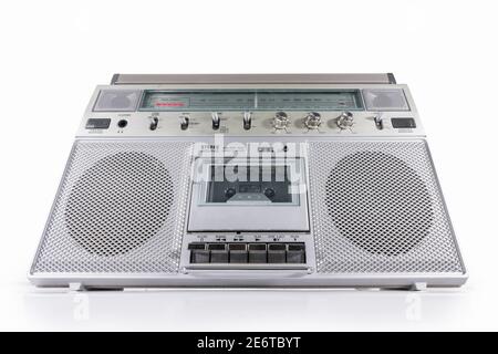 Ancien radio AM FM avec radio et lecteur de cassette stéréo portable blanc. Banque D'Images