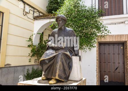 Statue de Ben Maimonides à Cordoue en une belle journée d'été, en Espagne Banque D'Images