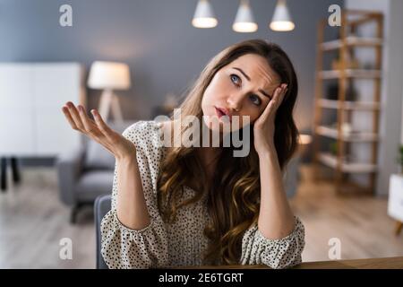 Déprimée avec douleur de tête consultation psychiatrique et thérapie Banque D'Images