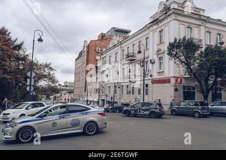 Vladivostok, Russie - 05 octobre 2020 : voitures de police et de taxi dans les rues de Vladivostok le jour sombre Banque D'Images