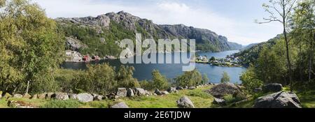 Panorama du magnifique village de pêcheurs de Stornes près d'Ana-Sira et des environs boisés dans le sud de la Norvège; vue d'une montagne voisine Banque D'Images