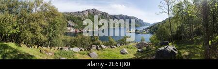 Panorama du magnifique village de pêcheurs de Stornes près d'Ana-Sira et des environs boisés dans le sud de la Norvège; vue d'une montagne voisine Banque D'Images