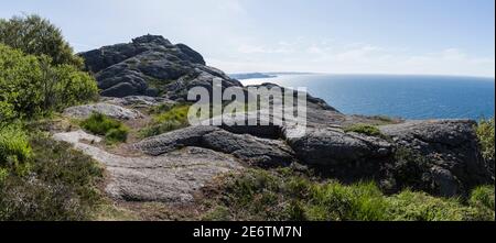 Randonnée dans les montagnes escarpées de Brufjell sur la côte de La mer du Nord sur le chemin de la célèbre Brufjell Nids de poule dans le sud de la Norvège - Panorama Banque D'Images